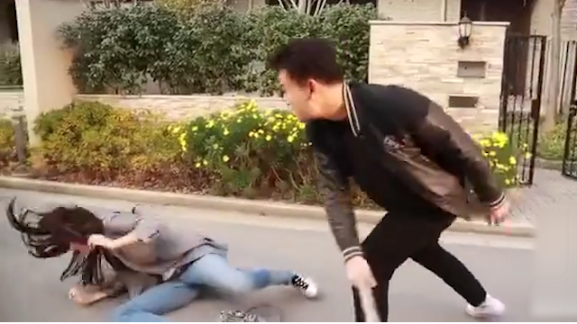 娜扎拍戏时被群演误伤，忍着疼痛主动解围：没事，他不是故意的