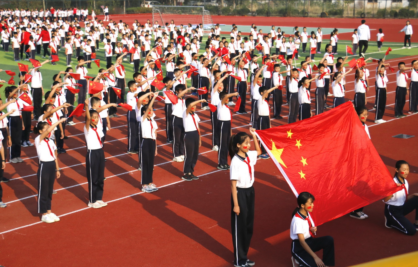 山东滨州:1364名小学生升国旗唱国歌 祝福祖国70诞辰