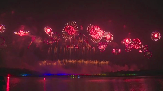 广州深圳珠海同时举办烟火表演！实拍三地夜空璀璨夺目 绚烂多姿