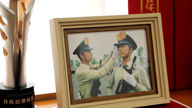 双胞胎兄弟共同走上国庆阅兵场！亲属守在电视前看直播 倍感自豪