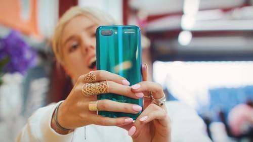 「鹿鸣财经」00后成iPhone11的消费主力军 为啥年轻人的钱更好赚？