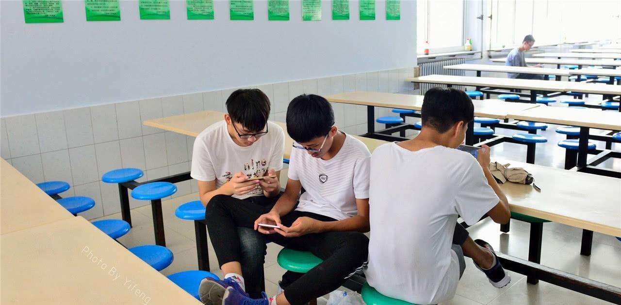 「鹿鸣财经」00后成iPhone11的消费主力军 为啥年轻人的钱更好赚？