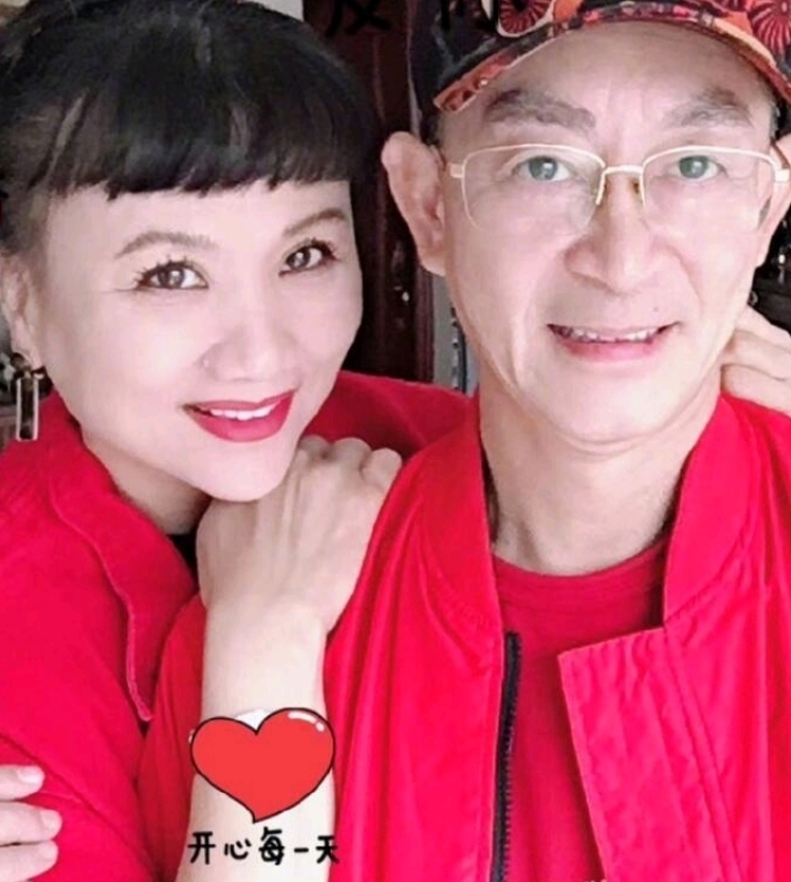 六小龄童为妻子庆生日 夫妻二人同穿红衣甜蜜合影