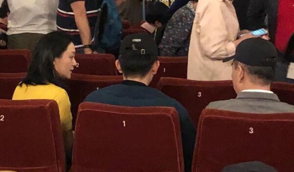 「长春国贸娱乐」陈凯歌陈红夫妇带着儿子看话剧，打扮低调无人识