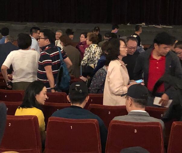 「长春国贸娱乐」陈凯歌陈红夫妇带着儿子看话剧，打扮低调无人识