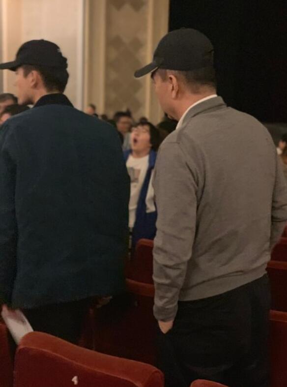 「长春国贸娱乐」陈凯歌陈红夫妇带着儿子看话剧，打扮低调无人识