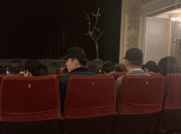 「长春国贸娱乐」陈凯歌陈红夫妇带着儿子看话剧，打扮低调无人识