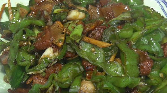 从小吃到大的农家小炒肉，农家人自己的做法，又香又辣，超级好吃
