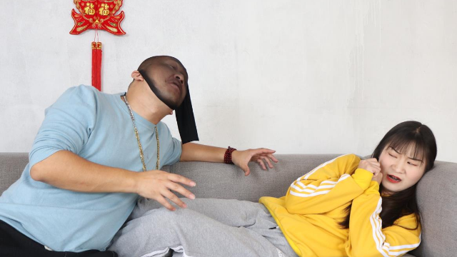 小伙入室抢劫，没想碰到机智小寡妇，反被套路200元，真逗