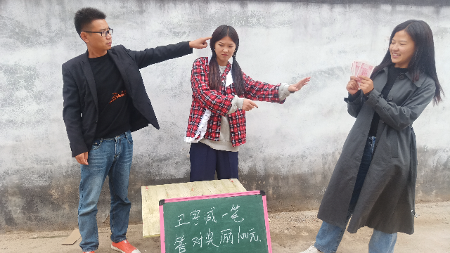 美女摆摊丑字减一笔，答对奖励100块，没想一天赔1000多