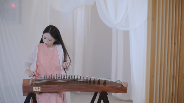 当红古风歌曲《牵丝戏》携手月牙古筝助力20