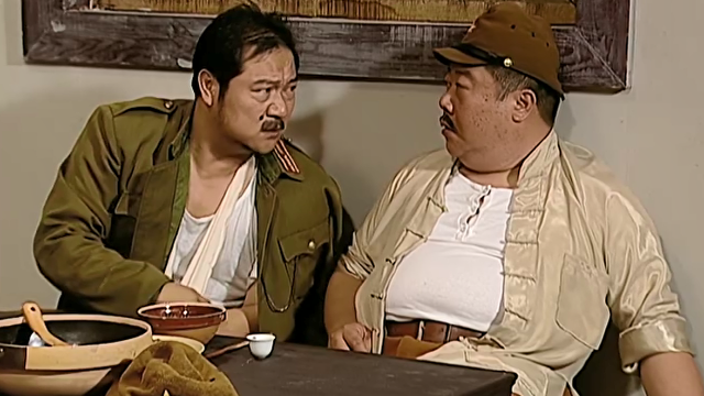 女太君在那自我陶醉跳舞,贾队长白翻译一脸不