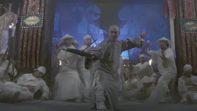黄飞鸿闯入白莲教，把一干人打的落花流水，称都是装神弄鬼
