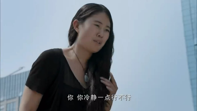 疯狂女病人冲上天台,用自杀威逼江医生做手术