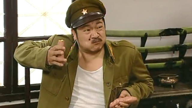 白翻译又自己吃独食,黄队长气得直啃白薯!