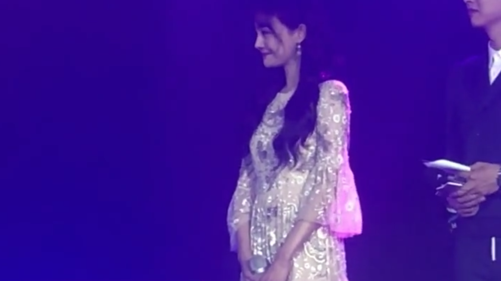 郑爽穿着白裙哭了,可能是想起以前和张翰在一