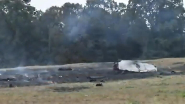 实拍：美国亚特兰大航展一表演机坠毁 现场升起浓烟满地残骸