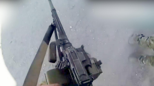 实拍土叙边境激烈巷战：叙反对派武装用机枪向叙民主军开火