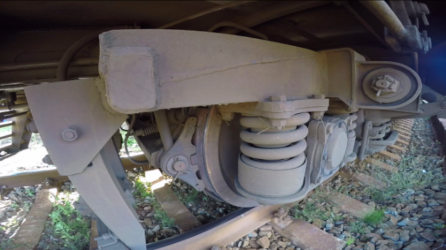 火车下面装个摄像头，看看火车运行时，车辆和减震的变化！