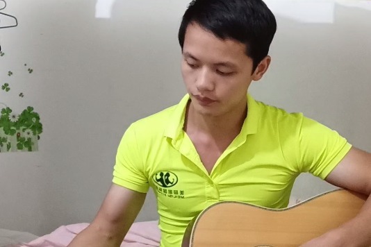 小伙自学吉他半年，一首《旅行》弹得一般，但是毅力值得赞扬
