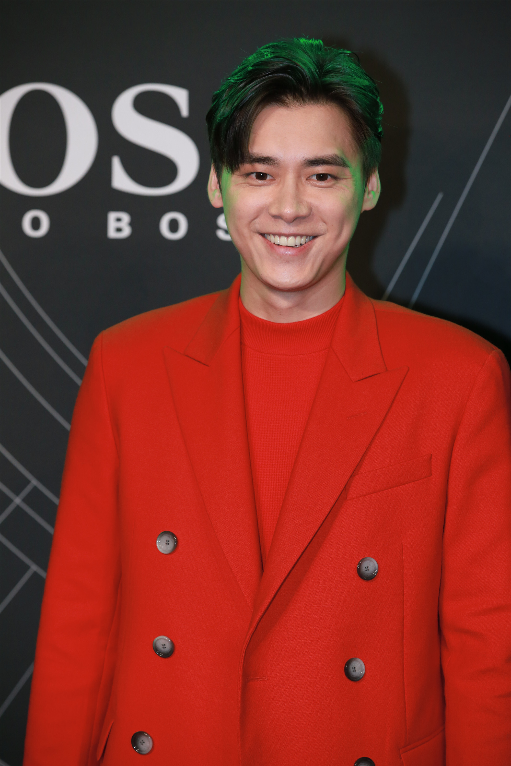 「娱乐星动」刘涛张嘉倪一飒一柔美翻了 李易峰穿红装与赵又廷吴尊同台比帅