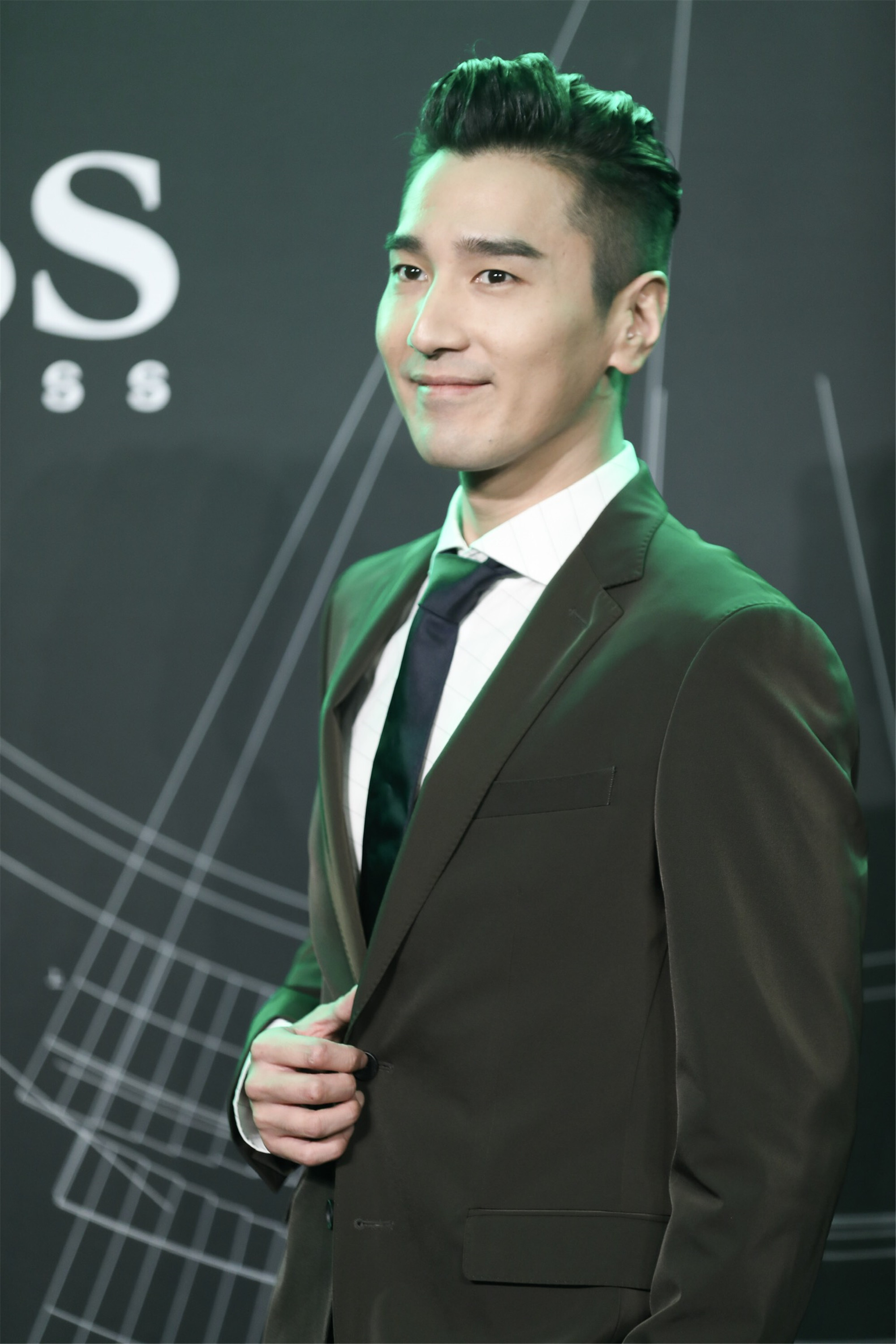 「娱乐星动」刘涛张嘉倪一飒一柔美翻了 李易峰穿红装与赵又廷吴尊同台比帅