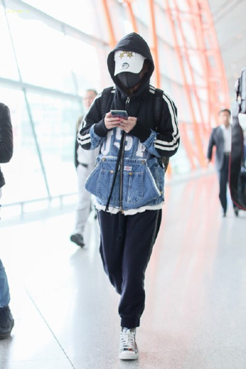 「长春国贸娱乐」赵薇戴黑口罩遮面显憔悴，呵斥粉丝围堵跟拍