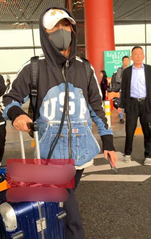 「长春国贸娱乐」赵薇戴黑口罩遮面显憔悴，呵斥粉丝围堵跟拍