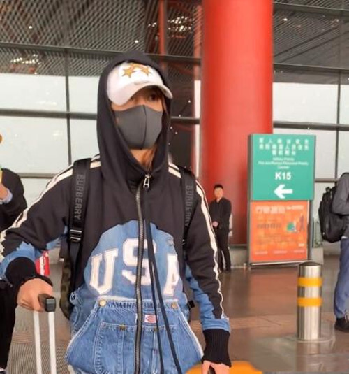 「长春国贸娱乐」赵薇戴黑口罩遮面显憔悴，呵斥粉丝围堵跟拍