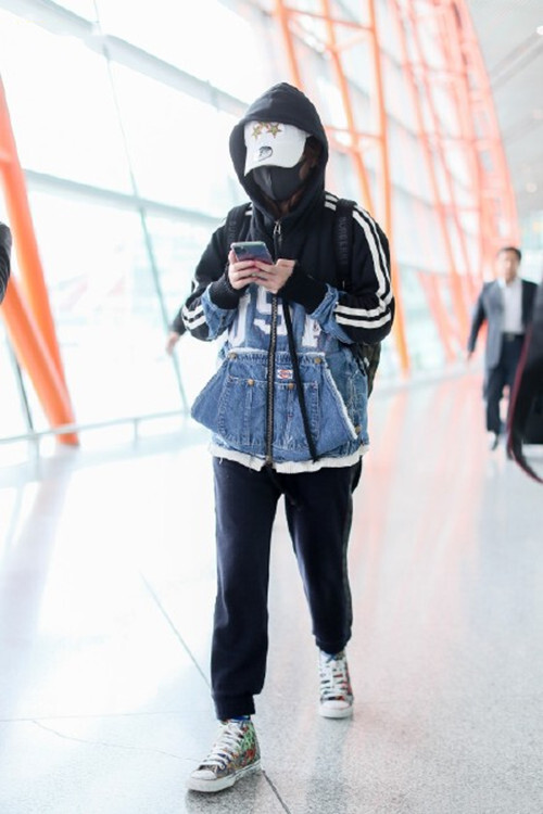 「长春国贸娱乐」赵薇戴黑口罩遮面显憔悴，呵斥粉丝围堵跟拍