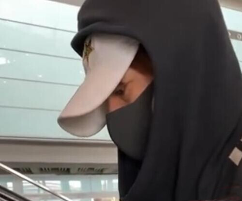 「长春国贸娱乐」赵薇戴黑口罩遮面显憔悴，呵斥粉丝围堵跟拍