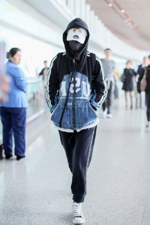 「长春国贸娱乐」赵薇戴黑口罩遮面显憔悴，呵斥粉丝围堵跟拍