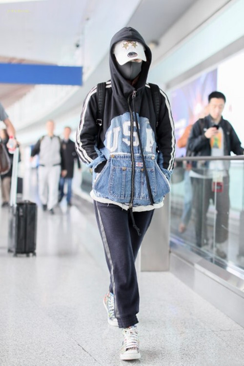 「长春国贸娱乐」赵薇戴黑口罩遮面显憔悴，呵斥粉丝围堵跟拍