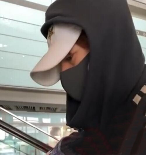 「长春国贸娱乐」赵薇戴黑口罩遮面显憔悴，呵斥粉丝围堵跟拍