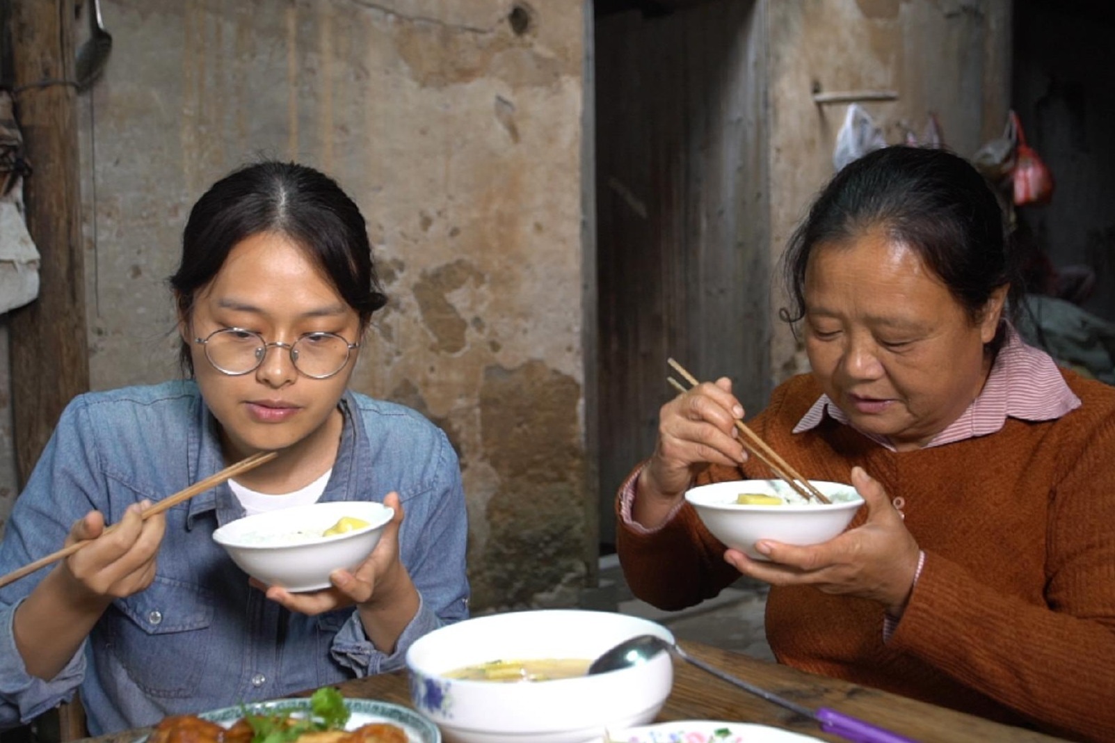 城里姑娘远嫁农村,中午儿子不在家吃饭,看婆婆跟儿媳妇如何相处_凤凰