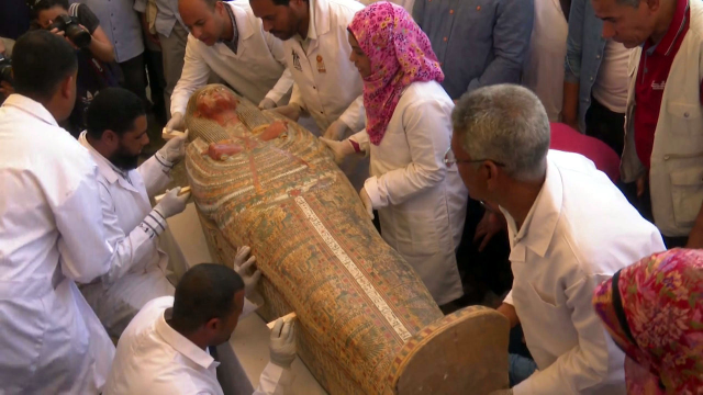 埃及出土3000年前的木质棺椁 其中2具是儿童棺椁