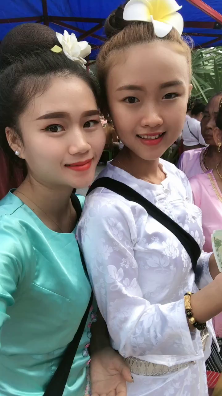 缅甸两位漂亮女孩，带你逛集市