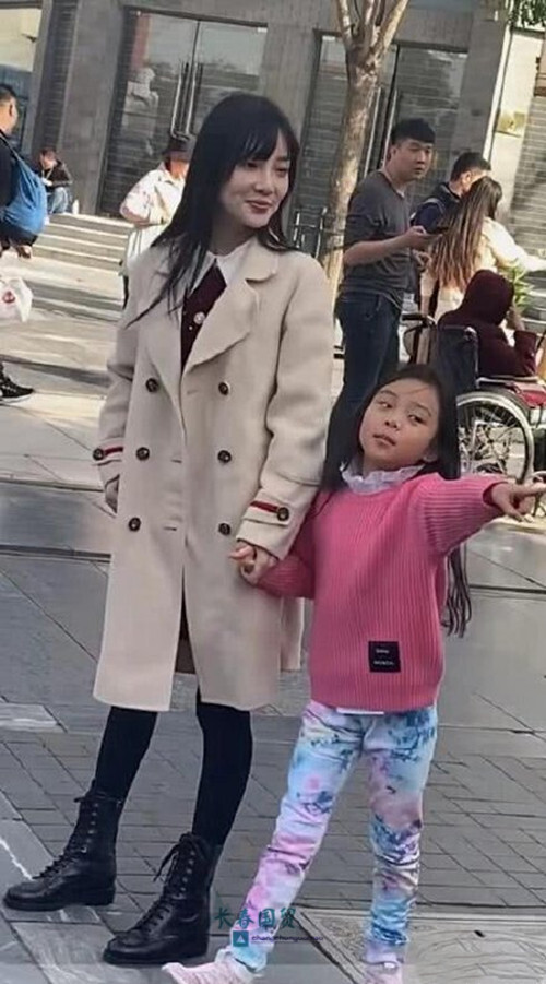 李小璐带甜馨外出游玩，自己打扮时髦却给女儿