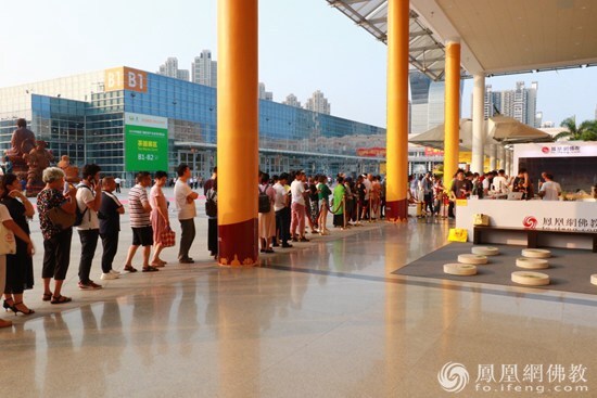 延参法师厦门佛事展送墨宝，场面火爆。（图片来源：凤凰网佛教）