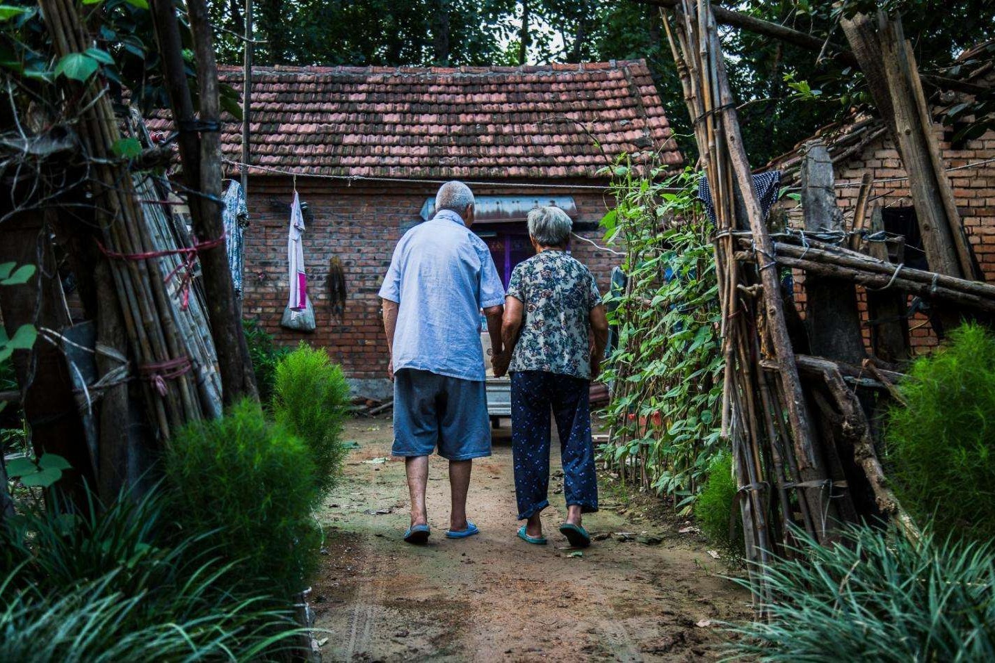 女大一不是妻，女大三抱金砖！农村俗语里，为何偏爱姐弟恋？