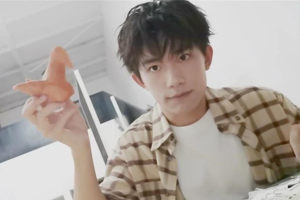 易烊千玺的手有几厘米 6edcb780997194077f624d2ff60676ba20ffa086_size72_w972_h648.jpg