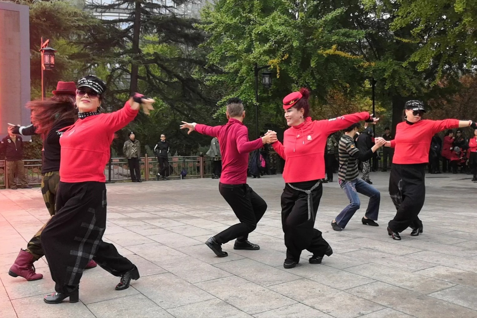 �������ˣ�ͷ�����ˣ������ڹ�԰��һ����ˮ���裬�������������