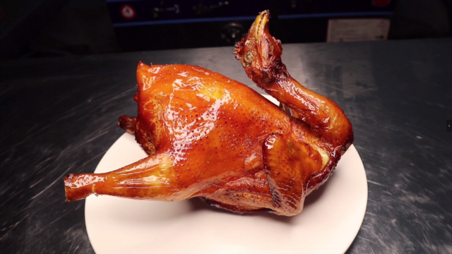 广东“脆皮蒜香吊烧鸡”的详细做法，满口生香，皮脆肉嫩汁水多