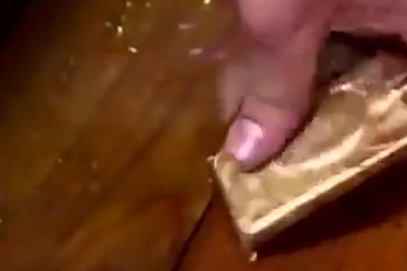 给你一公斤的黄金和十公斤的人民币，你要哪个？