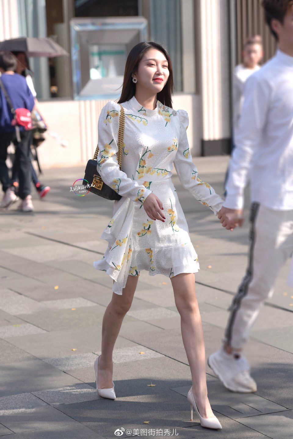 时尚街拍,小姐姐携男友出街,女神风采依旧