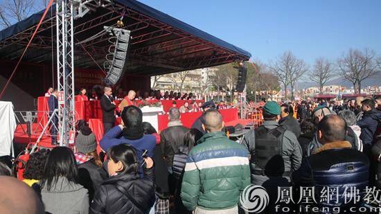 当地时间2019年2月14日，庆祝中华人民共和国成立70周年元宵灯会暨2019雪窦山海外弥勒文化节在意大利普拉托市普华寺开幕。（图片来源：凤凰网佛教）