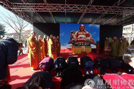 中国佛教五大名山弥勒道场雪窦山然相法师领众开始新春祈福（图片来源：凤凰网佛教）