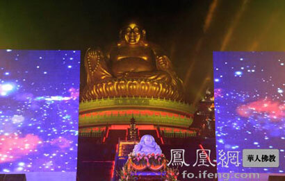 2010年7月16日晚，弥勒佛像开光法会在雪窦寺弥勒广场举行。（图片来源：凤凰网佛教）