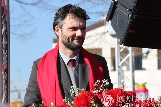 意大利普拉托市市长MATTEO BIFFONI致辞（图片来源：凤凰网佛教）