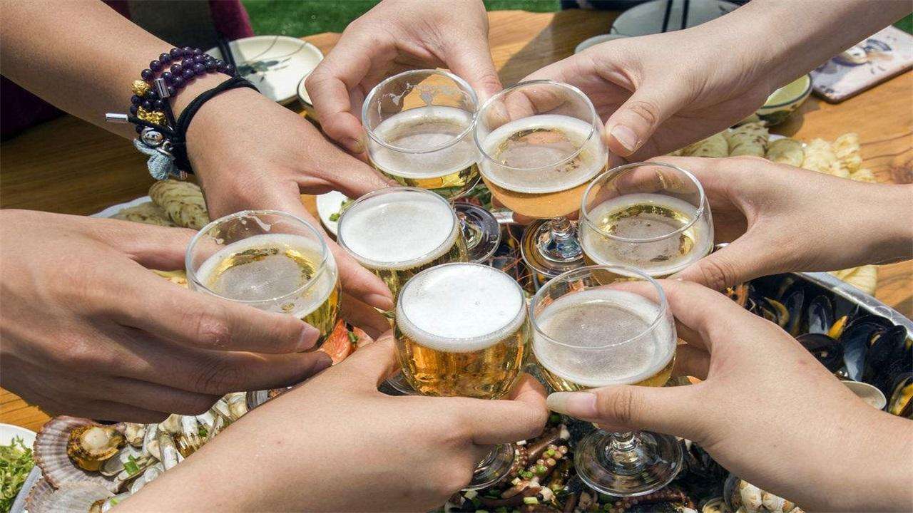 喝酒为啥会断片?解答关于酒的8个疑问